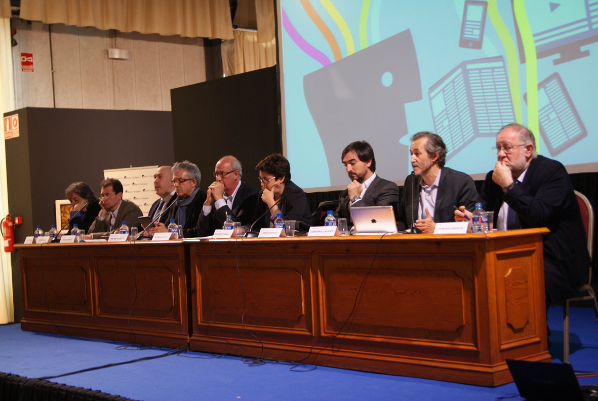 De dcha. a izq., Fernando González Urbaneja, Gumersindo Lafuente, Ignacio escolar, Montserrat Domínguez, Agustín Valladolid, Benjamín Villoslada, Nacho Cardero, Julio Miravalls y Carles Capdevilla. Foto: FAPE